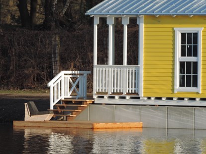 Luxuscamping - Terrasse - Deutschland - "Am Schilf" - Dingdener Heide Seehaus direkt am See mit eigener Seeterrasse