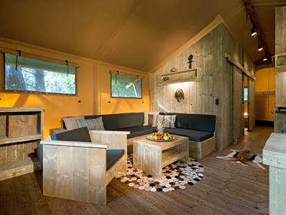 Luxury camping - Preisniveau: exklusiv - Tyrol - Wohnbereich Safari-Lodge-Zelt "Hippo" - Nature Resort Natterer See Safari-Lodge-Zelt "Hippo" am Nature Resort Natterer See