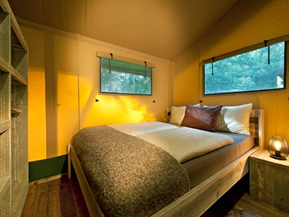 Luxury camping - Kühlschrank - Tyrol - Schlafzimmer Safari-Lodge-Zelt "Hippo" - Nature Resort Natterer See Safari-Lodge-Zelt "Hippo" am Nature Resort Natterer See