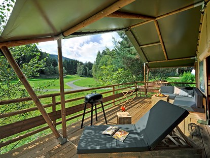Luxury camping - Preisniveau: exklusiv - Tyrol - Terrasse Safari-Lodge-Zelt "Hippo" - Nature Resort Natterer See Safari-Lodge-Zelt "Hippo" am Nature Resort Natterer See