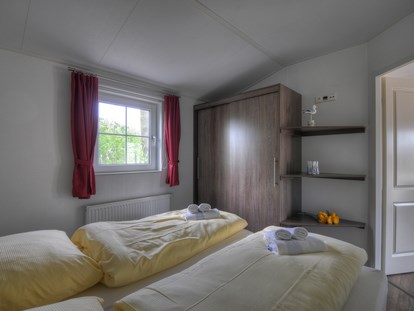 Luxury camping - Terrasse - Das Schlafzimmer mit Doppelbett. - Camping- und Ferienpark Wulfener Hals Ferienhaus Seemöwe 4 Personen am Camping- und Ferienpark Wulfener Hals