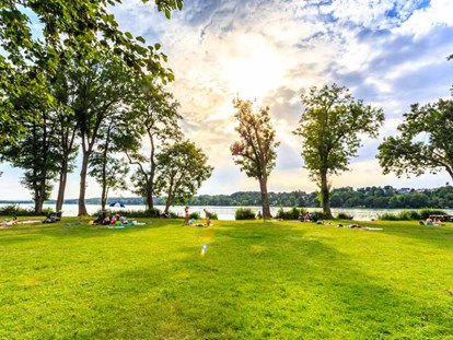Luxuscamping - Preisniveau: moderat - Deutschland - Ruhe genießen am Campingplatz Pilsensee - Pilsensee in Bayern Jagdhäuschen am Pilsensee in Bayern