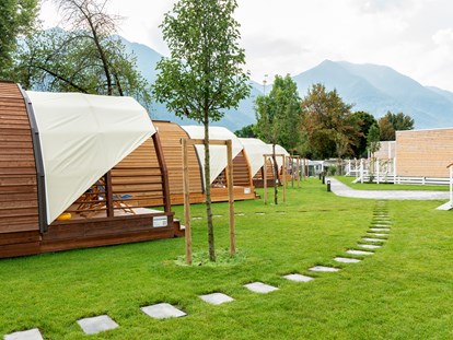 Luxury camping - Parkplatz bei Unterkunft - Lago Maggiore - Campofelice Camping Village Igloo Tube auf Campofelice Camping Village