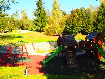 Luxury camping - Parkplatz bei Unterkunft - Kvarner - Spielplatz - Plitvice Holiday Resort Holzhaus auf Plitvice Holiday Resort