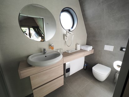 Luxuscamping - Sonnenliegen - Kroatien - WC - Plitvice Holiday Resort Haus am See auf Plitvice Holiday Resort