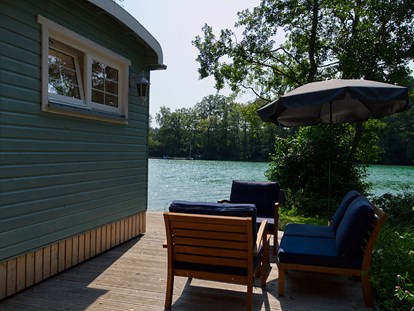 Luxury camping - getrennte Schlafbereiche - Seenplatte - Außenbereich  - Naturcampingpark Rehberge Tiny House am See - Naturcampingpark Rehberge