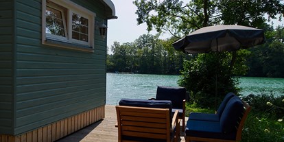 Luxuscamping - Terrasse - Deutschland - Außenbereich  - Naturcampingpark Rehberge Tiny House am See - Naturcampingpark Rehberge
