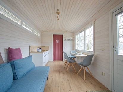 Luxuscamping - Preisniveau: gehoben - Innenraum vom Tiny House - Naturcampingpark Rehberge Tiny House am See - Naturcampingpark Rehberge