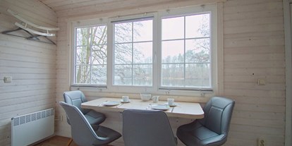 Luxuscamping - Kochmöglichkeit - Vorpommern - Essbereich mit Blick auf den Wurlsee - Naturcampingpark Rehberge Tiny House am See - Naturcampingpark Rehberge