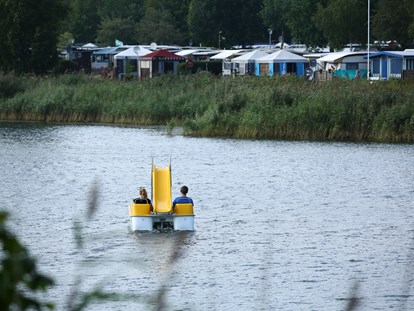 Luxury camping - Parkplatz bei Unterkunft - Nordseeküste - Kransburger See Mietwohnwagen am Kransburger See