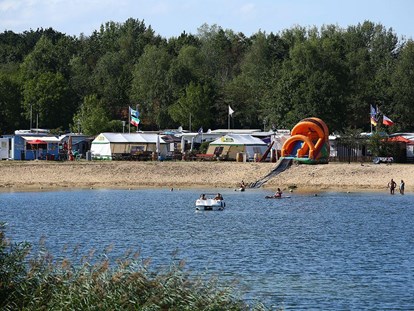 Luxury camping - Parkplatz bei Unterkunft - Nordseeküste - Kransburger See Chalet 551 TYP C am Ferienpark Kransburger See