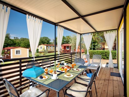 Luxuscamping - Sonnenliegen - Novigrad - Aminess Maravea Camping Resort - Meinmobilheim Mediterranean Family auf dem Aminess Maravea Camping Resort