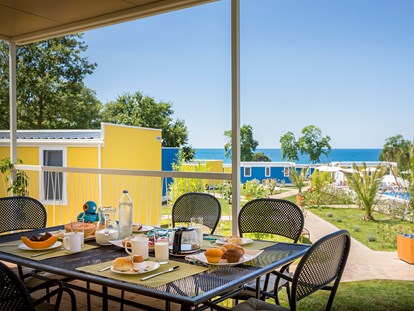 Luxuscamping - Sonnenliegen - Kroatien - Aminess Maravea Camping Resort - Meinmobilheim Mirami Family auf dem Aminess Maravea Camping Resort