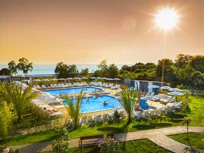 Luxuscamping - Sonnenliegen - Kroatien - Aminess Maravea Camping Resort - Meinmobilheim Mirami Family auf dem Aminess Maravea Camping Resort