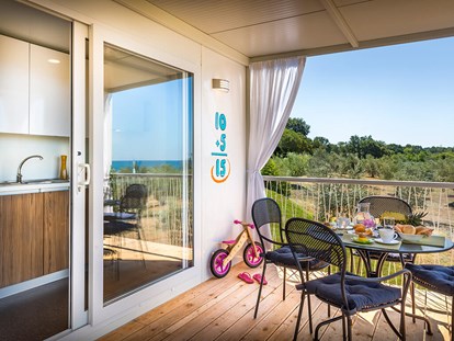 Luxuscamping - Gartenmöbel - Kroatien - Aminess Maravea Camping Resort - Meinmobilheim Mirami Prestige auf dem Aminess Maravea Camping Resort