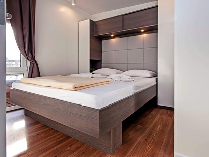 Luxury camping - TV - Istria - Camping Resort Lanterna - Meinmobilheim Mediteran Superior auf dem Camping Resort Lanterna