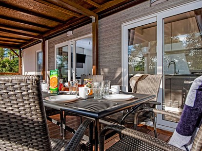 Luxuscamping - Gartenmöbel - Kroatien - Camping Resort Lanterna - Meinmobilheim Mediteran Deluxe auf dem Camping Resort Lanterna