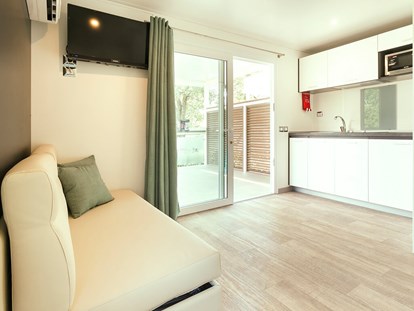 Luxuscamping - Preisniveau: exklusiv - Kroatien - FKK Campingplatz Solaris - Meinmobilheim Naturist Premium Suite auf dem FKK Campingplatz Solaris