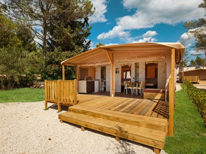 Luxuscamping - TV - Kroatien - Boutique Campingplatz Santa Marina - Meinmobilheim Premium Two Bedroom Glamping Tent auf dem Boutique Campingplatz Santa Marina