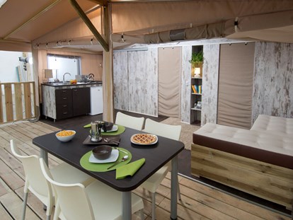 Luxuscamping - Kochmöglichkeit - Istrien - Boutique Campingplatz Santa Marina - Meinmobilheim Premium Two Bedroom Glamping Tent auf dem Boutique Campingplatz Santa Marina