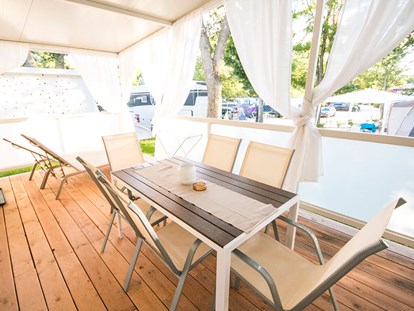 Luxuscamping - Sonnenliegen - Kroatien - Park Polidor - Meinmobilheim Premium auf dem Campingplatz Park Polidor