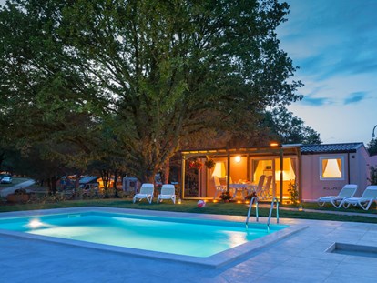 Luxury camping - Sonnenliegen - Istria - Campingplatz Valkanela - Meinmobilheim Premium auf dem Campingplatz Valkanela