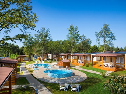 Luxuscamping - Gartenmöbel - Kroatien - Campingplatz Valkanela - Meinmobilheim Premium auf dem Campingplatz Valkanela