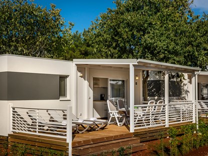 Luxuscamping - Gartenmöbel - Istrien - Campingplatz Porto Sole - Meinmobilheim Standard auf dem Campingplatz Porto Sole
