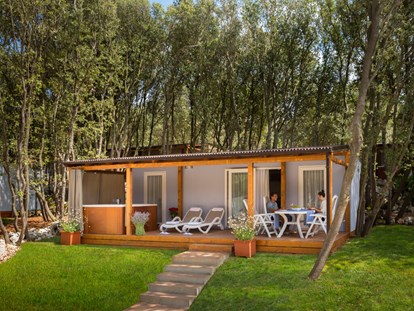 Luxuscamping - Sonnenliegen - Istrien - Campingplatz Polari - Meinmobilheim Deluxe auf dem Campingplatz Polari