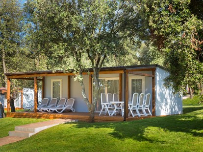 Luxuscamping - Gartenmöbel - Istrien - Campingplatz Polari - Meinmobilheim Standard auf dem Campingplatz Polari