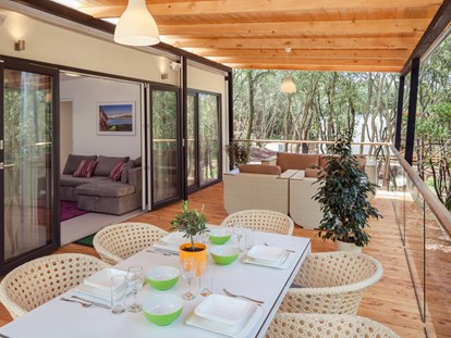 Luxury camping - Preisniveau: exklusiv - Rovinj - Campingplatz Mon Perin - Meinmobilheim Villa Beach auf dem Campingplatz Mon Perin