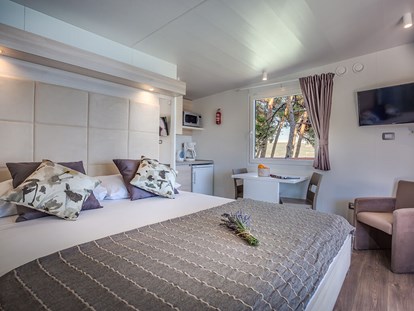 Luxuscamping - Preisniveau: exklusiv - Kroatien - Ježevac Premium Camping Resort - Meinmobilheim Lungomare Premium Romantic auf dem Ježevac Premium Camping Resort