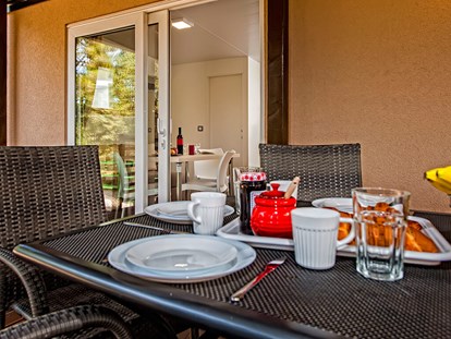 Luxury camping - Kochmöglichkeit - Rijeka - Campingplatz Selce - Meinmobilheim Mediteran Comfort Family Seaside auf dem Campingplatz Selce