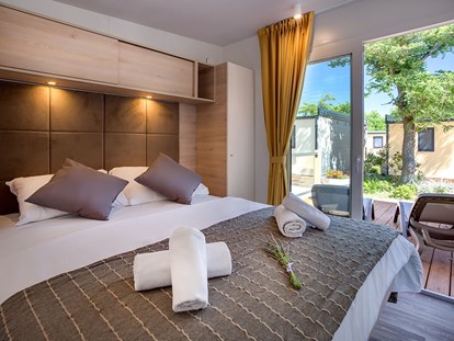 Luxuscamping - Terrasse - Kvarner - Baška Beach Camping Resort - Meinmobilheim Vela Bay Premium auf dem Baška Beach Camping Resort