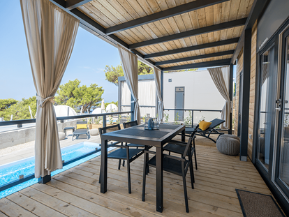 Luxuscamping - Kochmöglichkeit - Split - Dubrovnik - Campingplatz Medora Orbis - Meinmobilheim Deluxe Family auf dem Campingplatz Medora Orbis