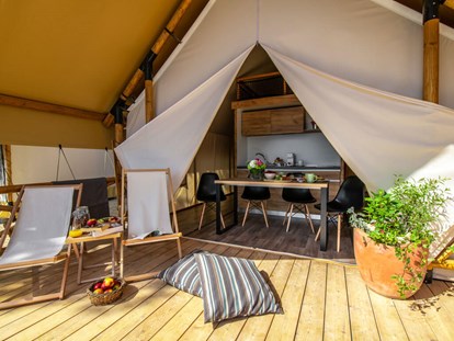 Luxury camping - Kochmöglichkeit - Pula - Arena One 99 Glamping - Meinmobilheim Two bedroom safari tent auf dem Arena One 99 Glamping