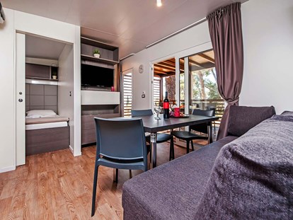 Luxury camping - Preisniveau: exklusiv - Zadar - Campingplatz Ljutić - Meinmobilheim Mediteran Deluxe auf dem Campingplatz Ljutić