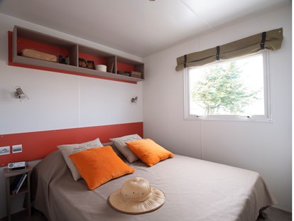 Luxuscamping - Preisniveau: günstig - Charente-Maritime - Schlafzimmer Cottage Safari 4, Camping Séquoia Parc - Séquoia Parc Cottage Safari 4 auf Séquoia Parc