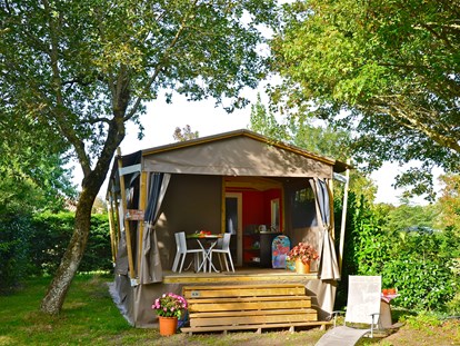 Luxuscamping - Sonnenliegen - Charente-Maritime - Cottage Safari 4, Camping Séquoia Parc - Séquoia Parc Cottage Safari 4 auf Séquoia Parc