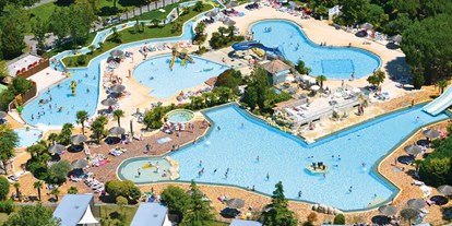 Luxuscamping - Poitou-Charentes - Schwimmparadies, 2 000 m² Wasser, geräumige Terrassen, 4 Schwimmbäder wovon drei beheizt, Rutschen, ein Jacuzzi, Springbrunnen, ein Kinderwasserspielplatz, ein Fluss und Aquabar, unser schönes Schwimmbäderkomplex ist ein Paradies für die ganze Familie. - Séquoia Parc Safari Camp 6 (Zelte) auf Séquoia Parc