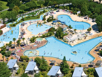 Luxuscamping - Art der Unterkunft: Safari-Zelt - Süd - Charente-Maritime - Schwimmparadies, 2 000 m² Wasser, geräumige Terrassen, 4 Schwimmbäder wovon drei beheizt, Rutschen, ein Jacuzzi, Springbrunnen, ein Kinderwasserspielplatz, ein Fluss und Aquabar, unser schönes Schwimmbäderkomplex ist ein Paradies für die ganze Familie. - Séquoia Parc Safari Camp 6 (Zelte) auf Séquoia Parc