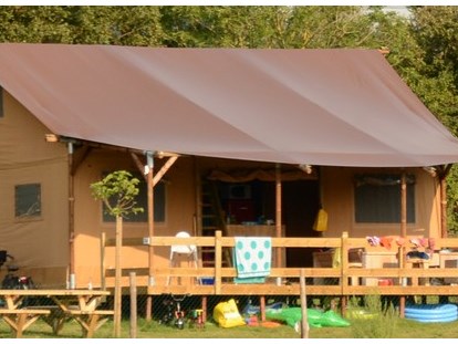 Luxuscamping - Terrasse - Vendée - Camping Village de La Guyonniere Safari Lodge VIP 8 Personen auf Camping Village de La Guyonniere
