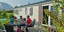 Luxuscamping - Hunde erlaubt - Niederrhein - Landhaus Chalet für bis zu fünf Personen von außen ©Campingpark Kerstgenshof - Campingpark Kerstgenshof Landhaus-Chalets für 5 Personen auf dem Campingpark Kerstgenshof