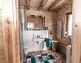 Glampingunterkunft: Badezimmer mit Dusche - Landhaus auf Camping & Ferienpark Orsingen