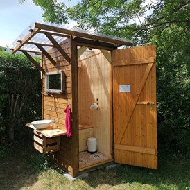 Glampingunterkunft: Toilettenhäuschen mit Kompost-Trenntoilette und Waschbecken - Bauwagen Lodge