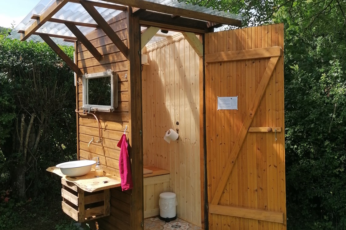 Glampingunterkunft: Toilettenhäuschen mit Kompost-Trenntoilette und Waschbecken - Bauwagen Lodge