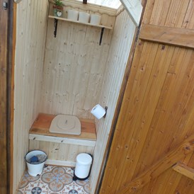 Glampingunterkunft: Toilettenhäuschen mit Kompost-Trenntoilette - Bauwagen Lodge