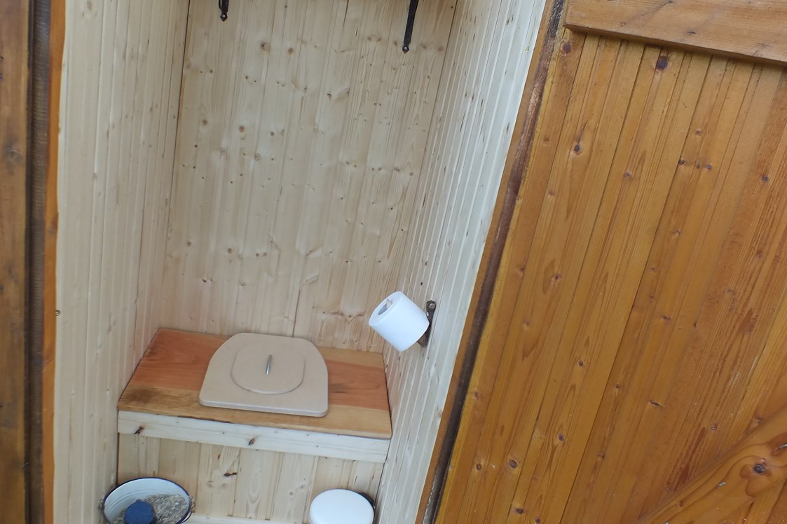 Glampingunterkunft: Toilettenhäuschen mit Kompost-Trenntoilette - Bauwagen Lodge