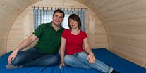 Luxuscamping - Art der Unterkunft: Schlaffass - Deutschland - Das Bett hat 2 x 2 m Liegefläche. Bitte Schlafsack und Kissen mitbringen.
Zusätzlich kann man die beiden Sitzbänke zu zwei Einzelbetten verbreitern, so dass insgesamt 4 Schlafplätze entstehen. - Lech Camping Schlaf-Fass bei Lech Camping