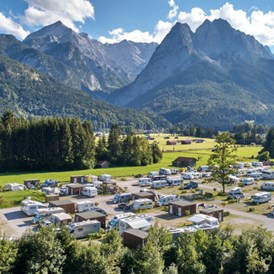 Glampingunterkunft: Luftaufnahme vom Campingplatz - Berghütten Premium im Camping Resort Zugspitze